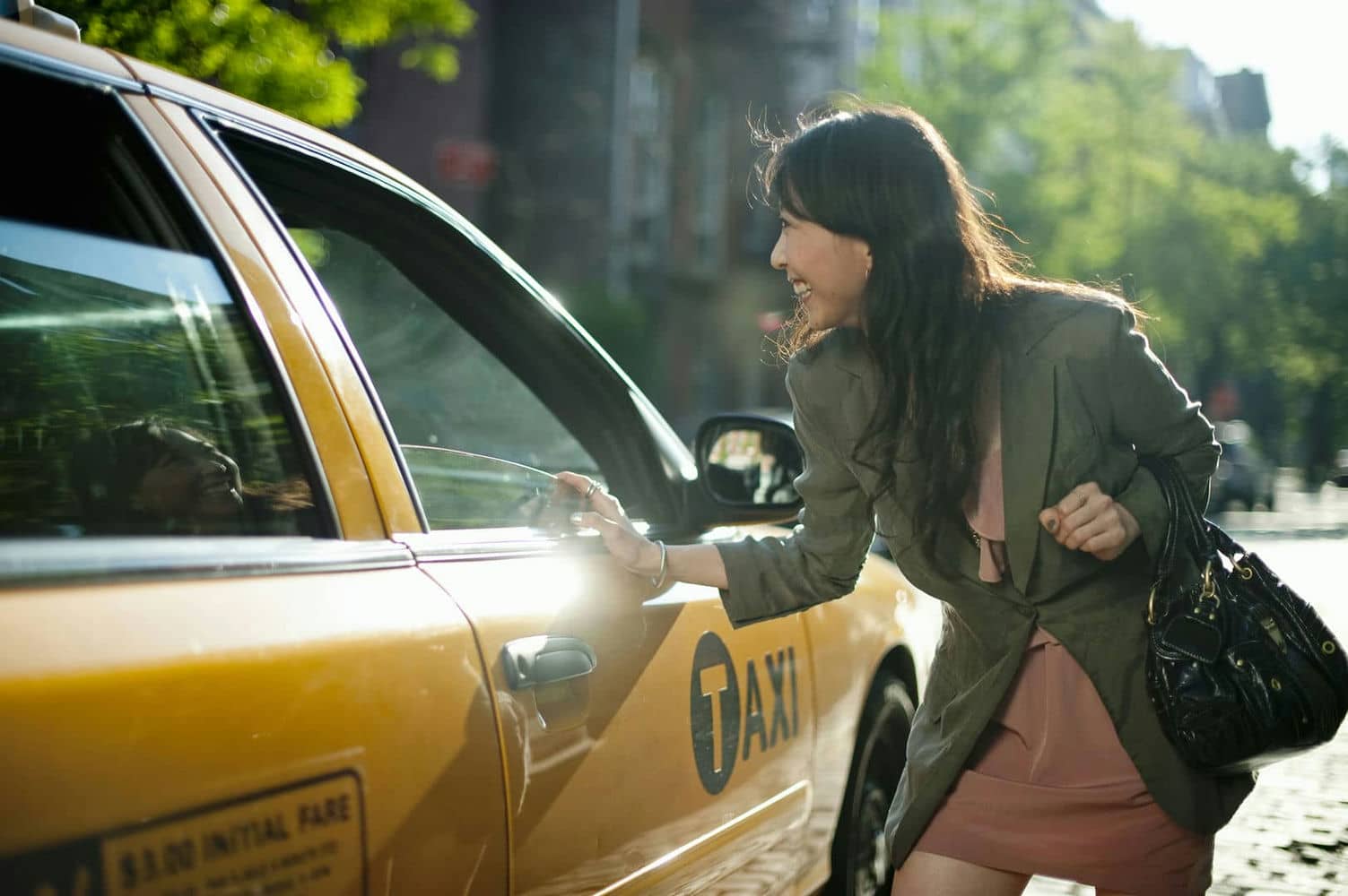 kobieta wsiadająca do taksówki